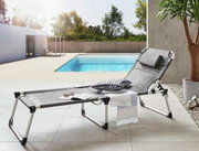 Moderne Liege am Pool mit Kissen und Handtuch, seitliche Perspektive