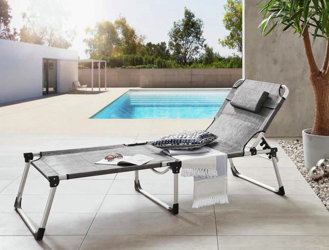 Ambia Garden Ligstoel POOL DELUXE Moderne ligstoel bij het zwembad met kussens en handdoek, zijaanzicht