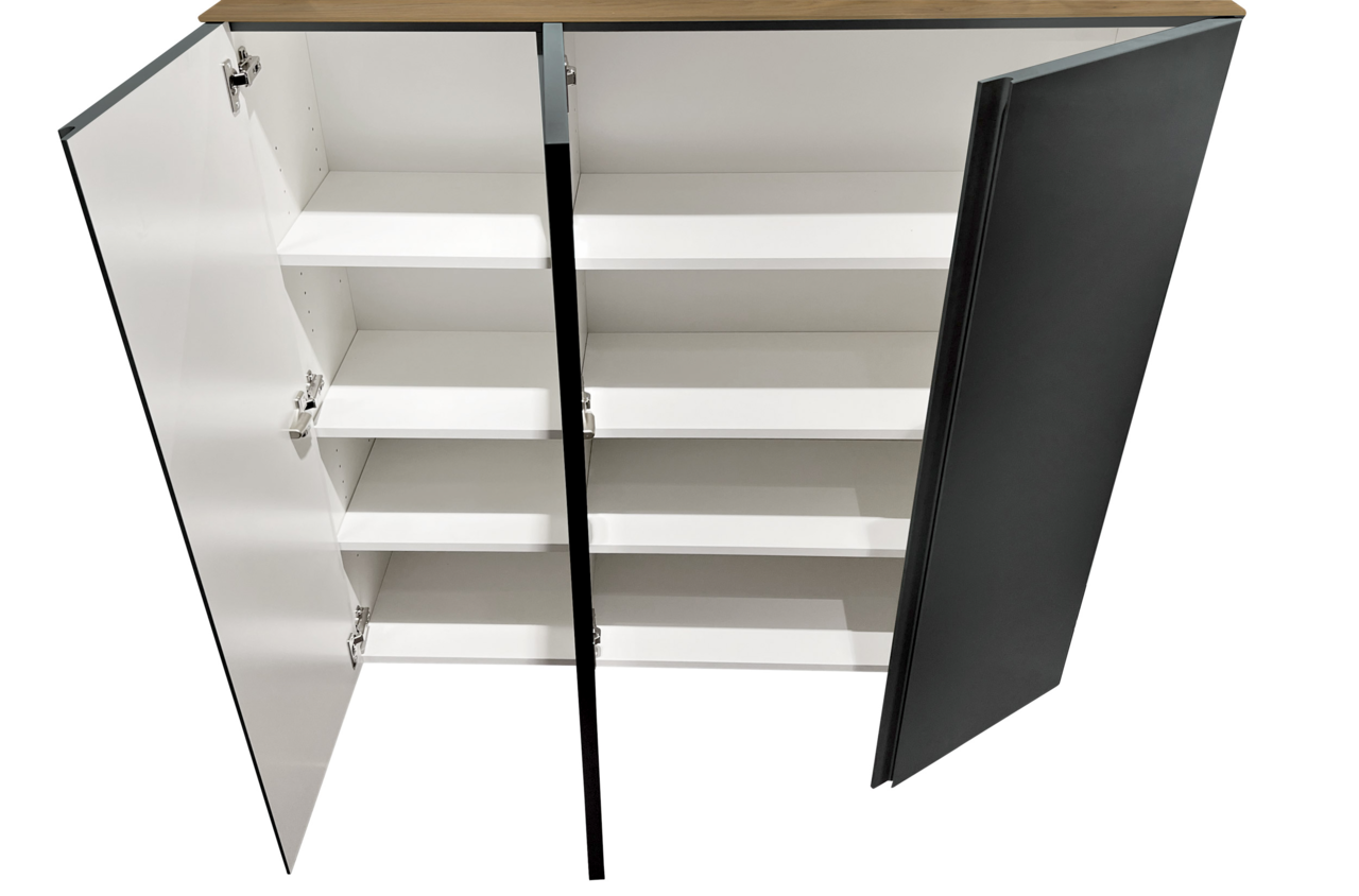 Offener Garderobenschrank mit mehreren Regalböden, Ansicht von oben.