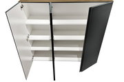 Offener Garderobenschrank mit mehreren Regalböden, Ansicht von oben.