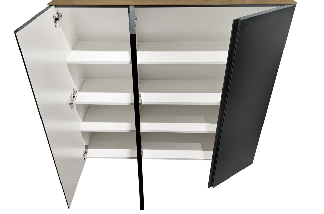 Offener Garderobenschrank mit mehreren Regalböden, Ansicht von oben.