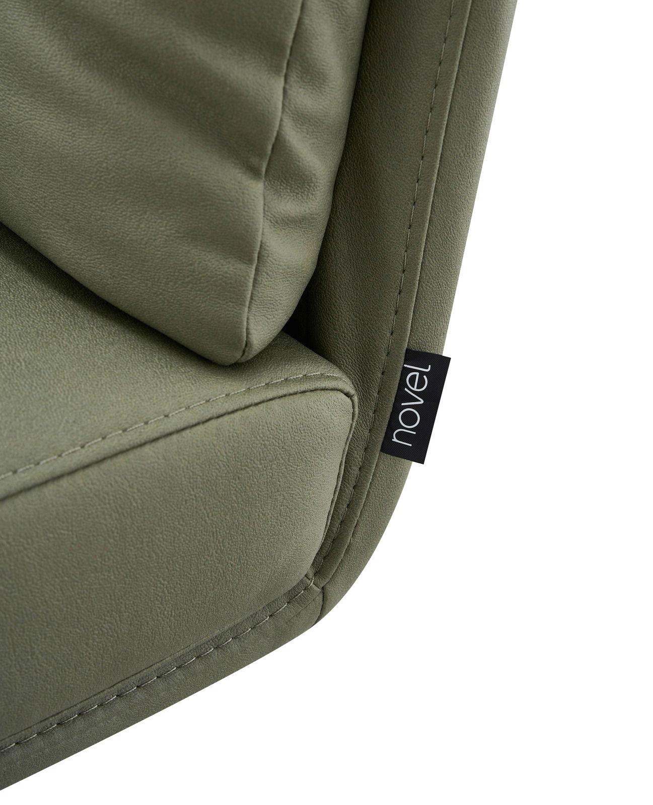Nahaufnahme eines grünen Stuhls mit weicher Polsterung und einem Etikett mit der Aufschrift 'novel'.