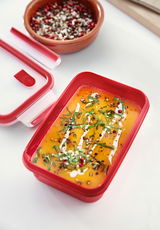 Rote Mikrowellendose der Serie CLIP&MICRO von Emsa, gefüllt mit Suppe, aus der Vogelperspektive.