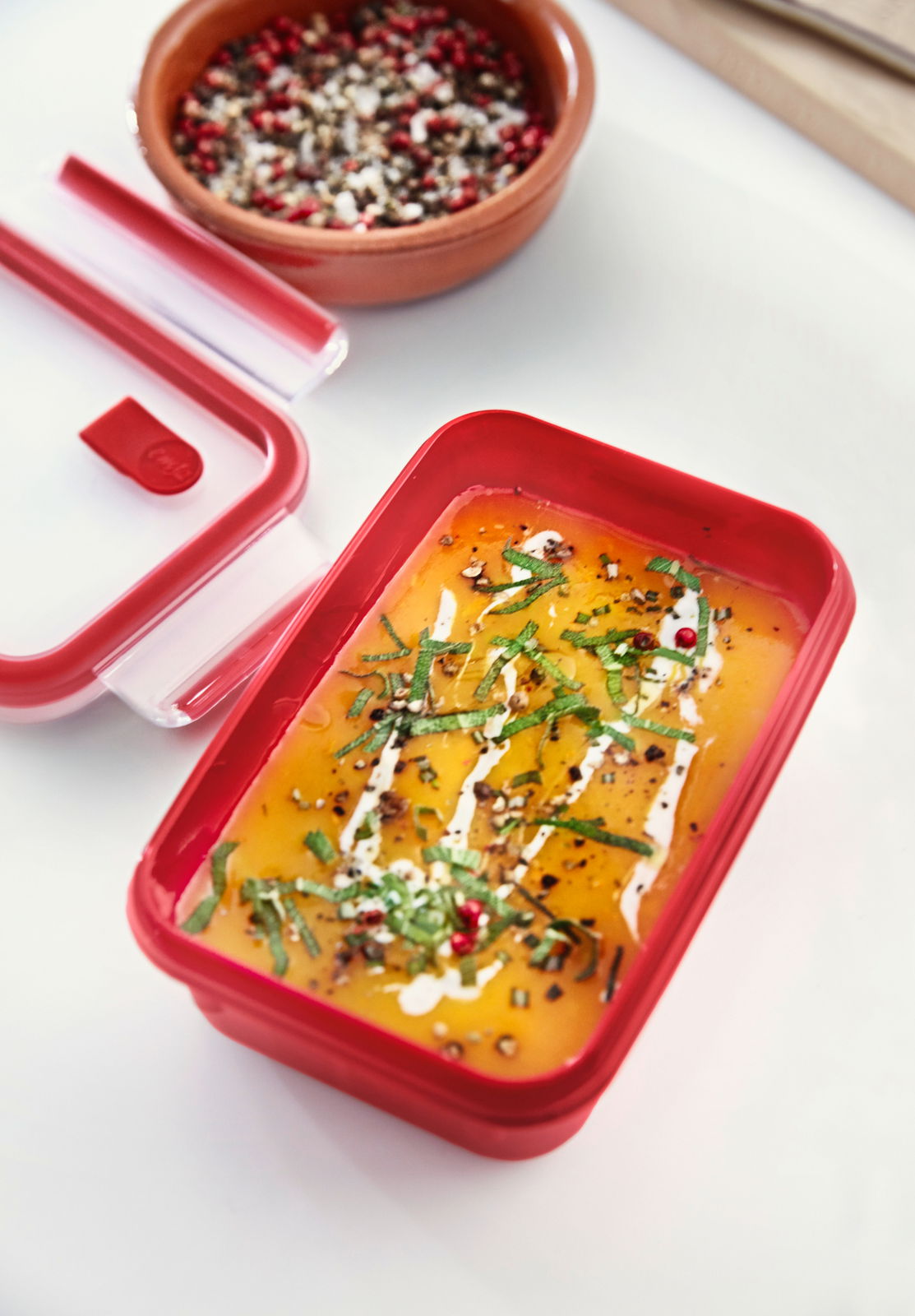 Rote Mikrowellendose der Serie CLIP&MICRO von Emsa, gefüllt mit Suppe, aus der Vogelperspektive.