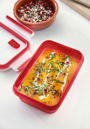 Rote Mikrowellendose der Serie CLIP&MICRO von Emsa, gefüllt mit Suppe, aus der Vogelperspektive.