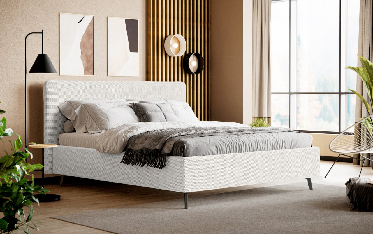 Modernes Polsterbett in hellgrauem Stoffbezug mit gepolstertem Kopfteil und schlanken schwarzen Metallfüßen, bezogen mit grauer Bettwäsche und Decke, in einem stilvollen Schlafzimmer – Perspektive: frontale 3/4-Ansicht von schräg vorn.