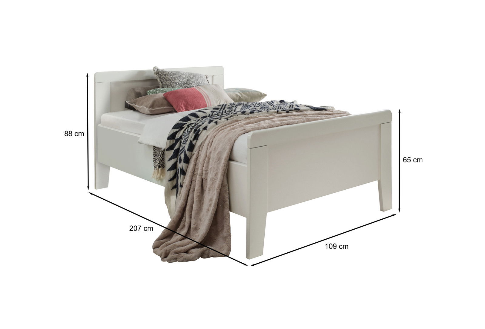 Weißes Bettgestell mit Kopf- und Fußteil, dekoriert mit Kissen und Decken, seitliche Perspektive