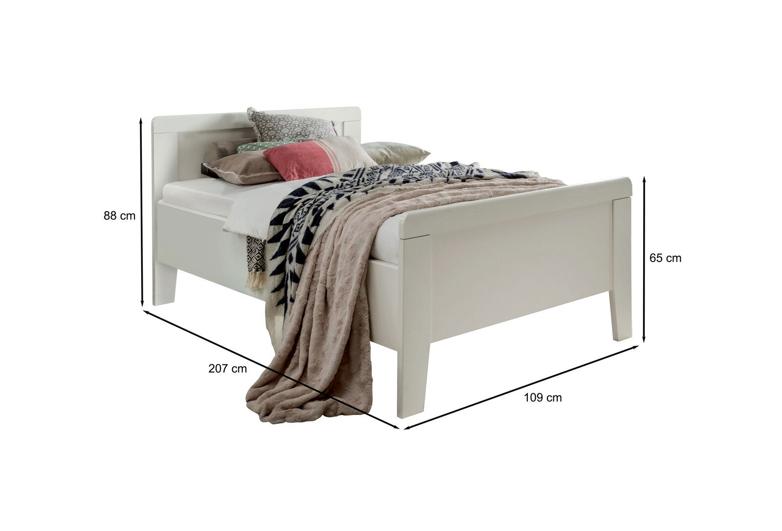 Weißes Bettgestell mit Kopf- und Fußteil, dekoriert mit Kissen und Decken, seitliche Perspektive