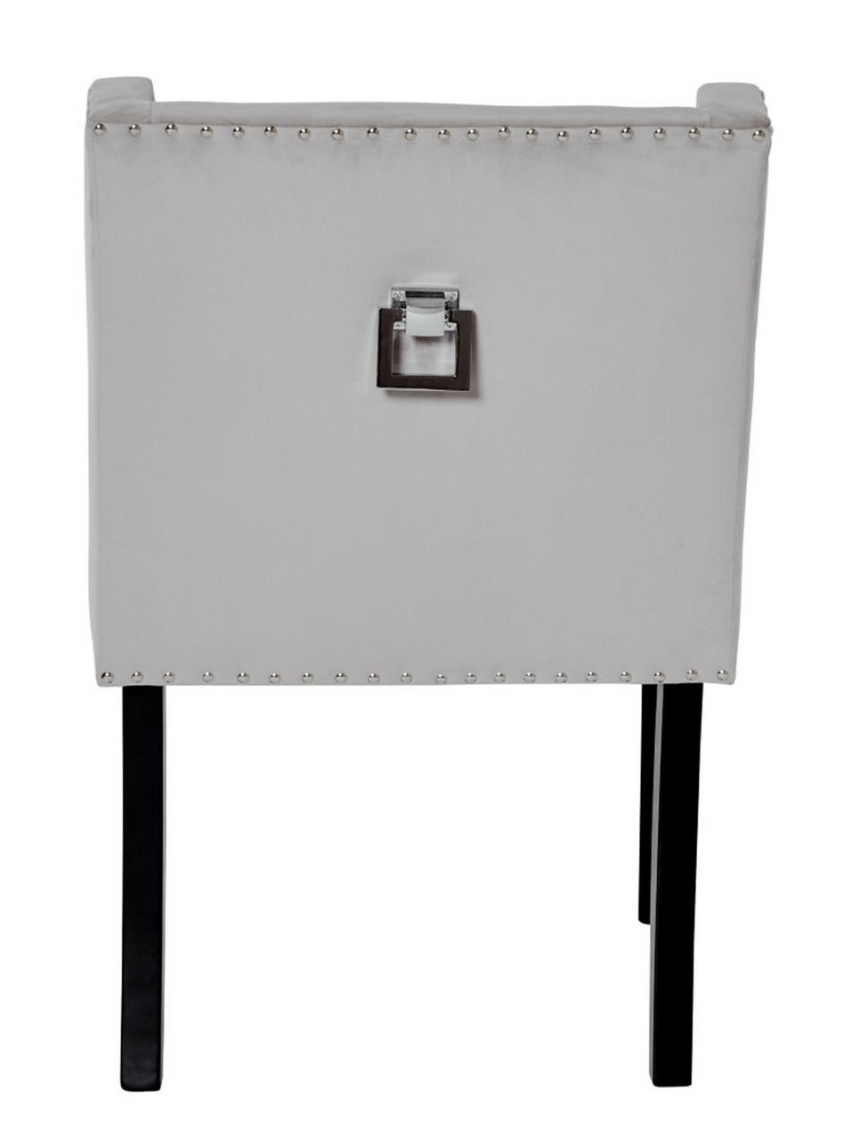 Rückansicht eines eleganten Stuhls mit grauem Stoffbezug, verziert mit Nieten und einem dekorativen Metallgriff in der Mitte der Rückenlehne.