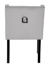 Rückansicht eines eleganten Stuhls mit grauem Stoffbezug, verziert mit Nieten und einem dekorativen Metallgriff in der Mitte der Rückenlehne.