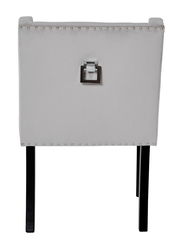 Rückansicht eines eleganten Stuhls mit grauem Stoffbezug, verziert mit Nieten und einem dekorativen Metallgriff in der Mitte der Rückenlehne.