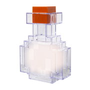 Transparenter, stufenförmig aufgebauter Flakon mit milchig-weißem Inhalt und orangefarbenem Deckel, freigestellt auf weißem Hintergrund, Frontansicht leicht von oben