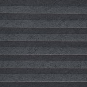 Nahaufnahme eines gefädelten Plissees in dunklen Grautönen, horizontal ausgerichtet.