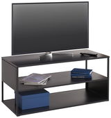 Schwarzes TV-Regalelement mit zwei Ablagefächern, darauf ein Flachbildfernseher, Bücher, Zeitschriften und eine Fernbedienung. Perspektive von vorne.