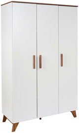 Moderner weißer Kleiderschrank mit drei Türen und Holzgriffen, seitliche Perspektive