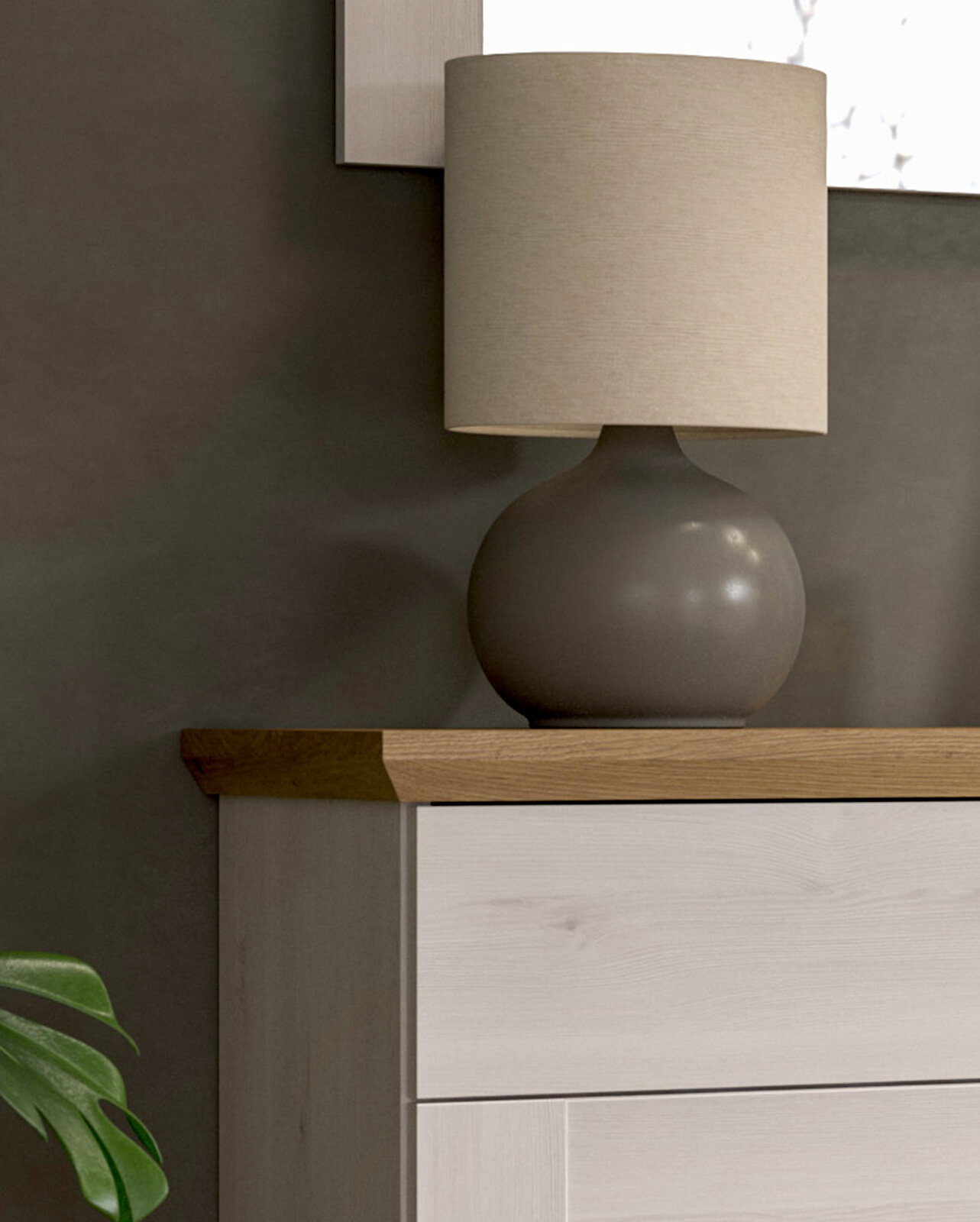 Nahaufnahme eines Schuhschranks mit Holzoberfläche und einer Tischlampe darauf, seitliche Perspektive