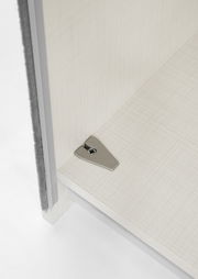 Nahaufnahme einer Ecke eines Schwebetürenschranks mit einem Metallbeschlag, Perspektive von oben.