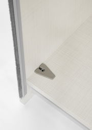 Nahaufnahme einer Ecke eines Schwebetürenschranks mit einem Metallbeschlag, Perspektive von oben.