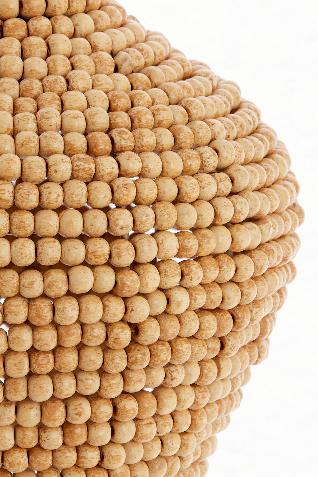 Nahaufnahme einer Hängeleuchte mit Holzperlen in natürlicher Farbe, seitliche Perspektive