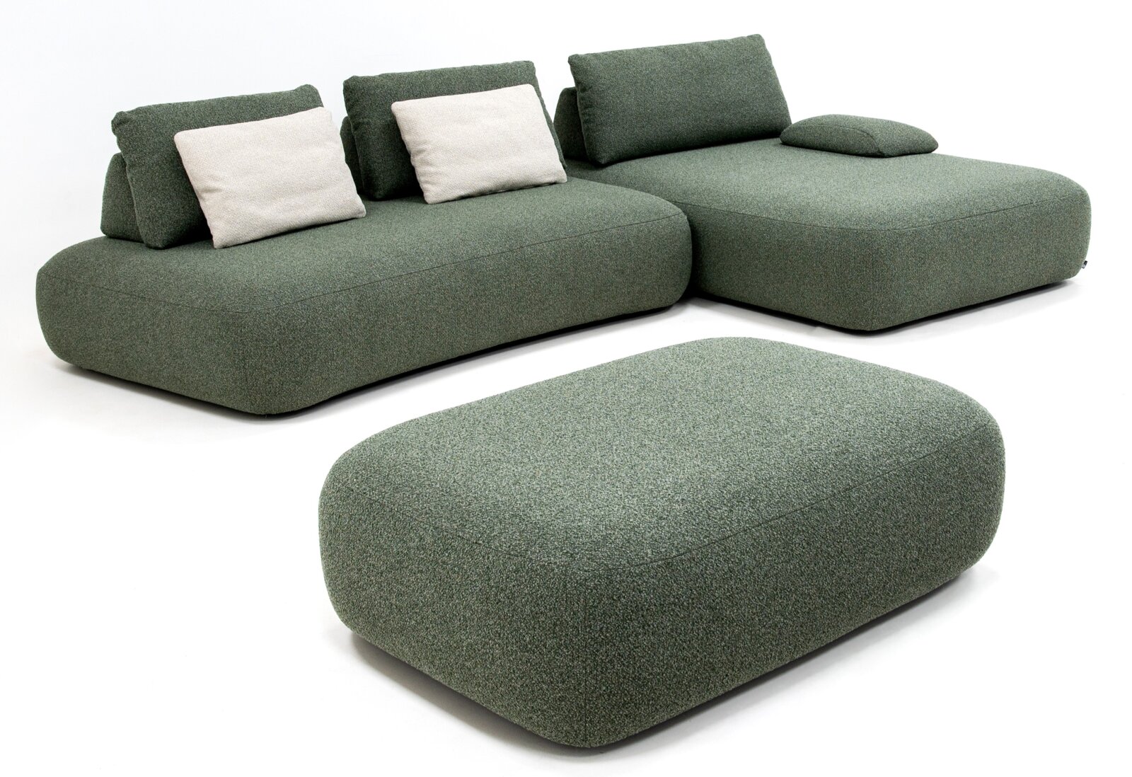 Chilliano Zitbank FLEX Modulaire loungebank in olijfgroene stof met lage rugleuningen, lichte kussens en bijpassende poef, vrijstaand op een witte achtergrond, schuin vooraanzicht