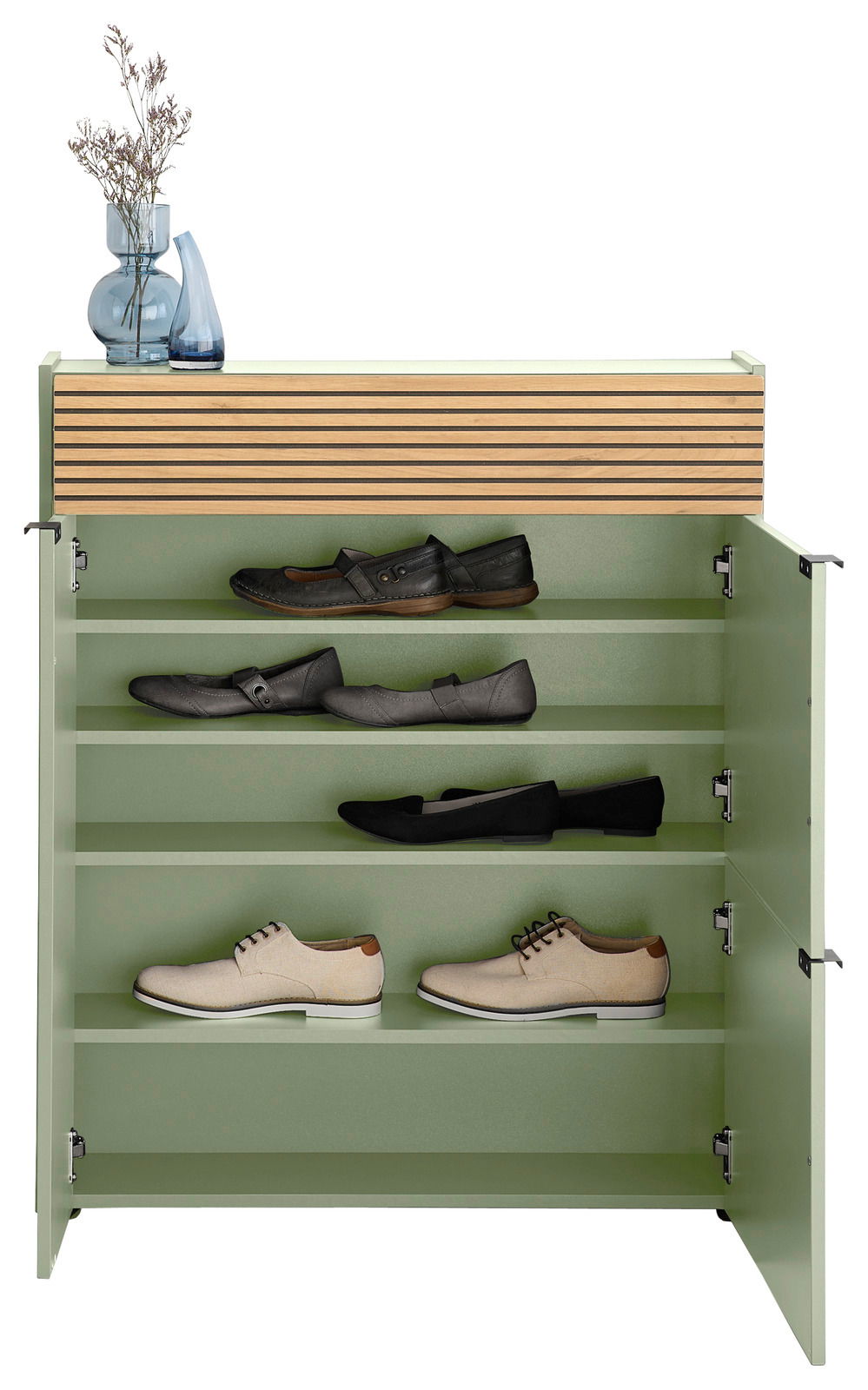 Garderoben-Set in Taupegrün mit offenen Türen, zeigt mehrere Regalböden mit Schuhen und dekorativen Vasen auf der Oberseite, Frontalansicht.