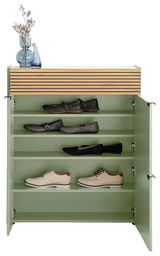 Garderoben-Set in Taupegrün mit offenen Türen, zeigt mehrere Regalböden mit Schuhen und dekorativen Vasen auf der Oberseite, Frontalansicht.