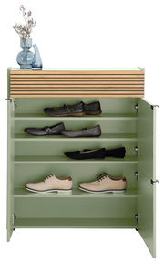 Garderoben-Set in Taupegrün mit offenen Türen, zeigt mehrere Regalböden mit Schuhen und dekorativen Vasen auf der Oberseite, Frontalansicht.