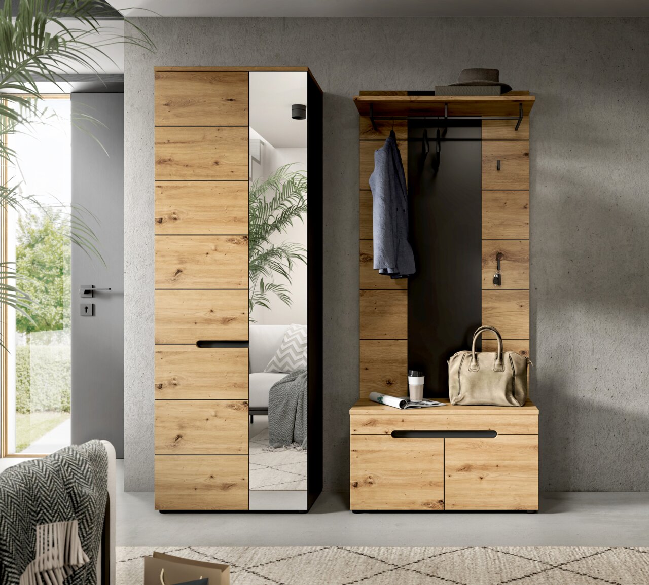 Frontale Ansicht eines modernen Garderoben-Sets aus hellem Holz mit schwarzer Rückwand: links hoher Schrank mit Spiegel, rechts Garderobenpaneel mit Hutablage, Haken und Sitzbank/Schuhschrank.