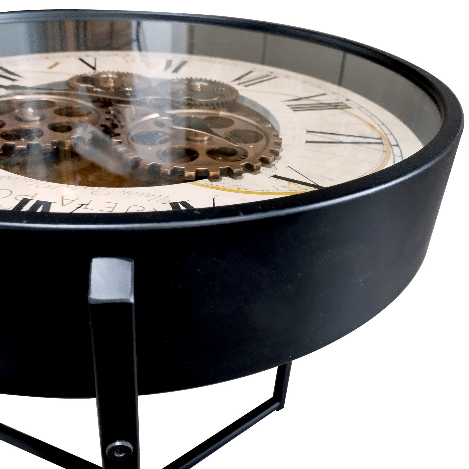 Ronde bijzettafel met een zwart metalen frame en een glazen blad, met daaronder een wijzerplaat met Romeinse cijfers en decoratieve tandwielen in steampunk-stijl, gezien vanuit een schuine close-up van bovenaf
