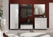 Modernes Garderoben-Set im Flur mit hoher Schrank-Garderobe, Wandpaneel mit Kleiderhaken, Sitzbank und Kommode samt Spiegel in Weiß und dunkler Holzoptik; Frontansicht aus leicht seitlicher Perspektive.