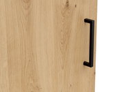 Nahaufnahme einer Holzkommode mit schwarzem Griff, seitliche Perspektive