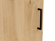 Nahaufnahme einer Holzkommode mit schwarzem Griff, seitliche Perspektive