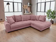 Roze ribfluwelen hoekbank met chaise longue rechts, gecapitonneerde zitting en losse rugkussens, gefotografeerd schuin van voren in een moderne woonkamer