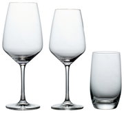 Drei elegante Gläser in Frontalansicht: zwei Weingläser mit Stiel und ein hohes Trinkglas.