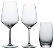 Drie elegante glazen in vooraanzicht: twee wijnglazen met steel en een hoog drinkglas.