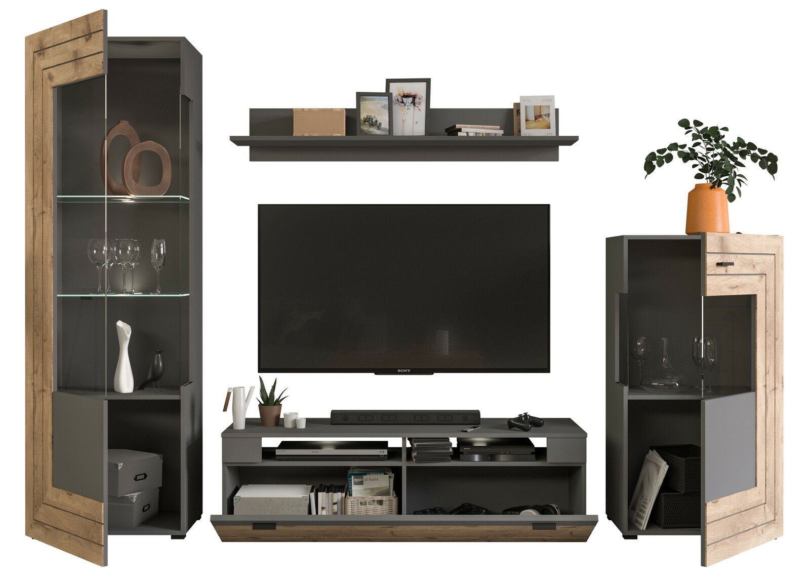 Wohnwandkombination mit TV, Regalen und Vitrinen in Holzoptik, frontal betrachtet.