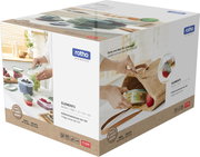 Verpackung eines 6-teiligen Frischhaltedosen-Sets von Rotho, abgebildet in einer Küchenumgebung mit gefüllten Dosen und einer Person, die eine Dose in eine Tasche steckt. Perspektive: Schräg von vorne.