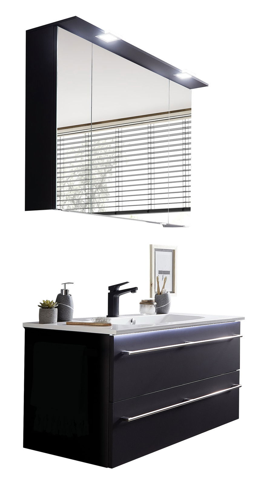 Moderne Badkombination mit Spiegel und Waschbecken, seitliche Perspektive