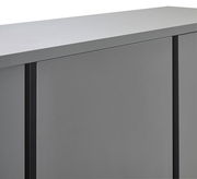 Nahaufnahme eines modernen, grauen Schuhschranks mit glatter Oberfläche und klaren Linien, seitliche Perspektive