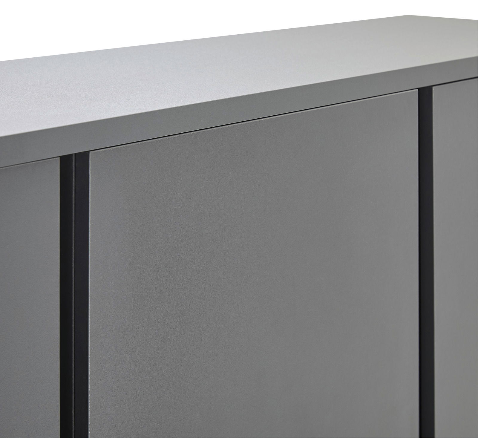 Nahaufnahme eines modernen, grauen Schuhschranks mit glatter Oberfläche und klaren Linien, seitliche Perspektive