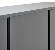 Nahaufnahme eines modernen, grauen Schuhschranks mit glatter Oberfläche und klaren Linien, seitliche Perspektive