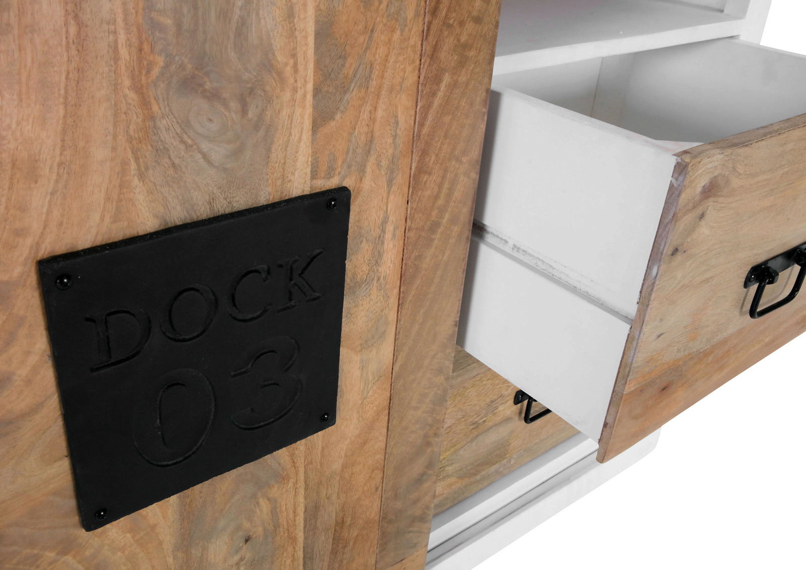 Nahaufnahme einer Vitrine mit Holzstruktur und schwarzem Schild mit der Aufschrift 'DOCK 03', geöffnete Schublade sichtbar.