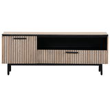 Frontale Ansicht eines modernen TV-Lowboards mit Holzlamellen-Design und schwarzen Akzenten.