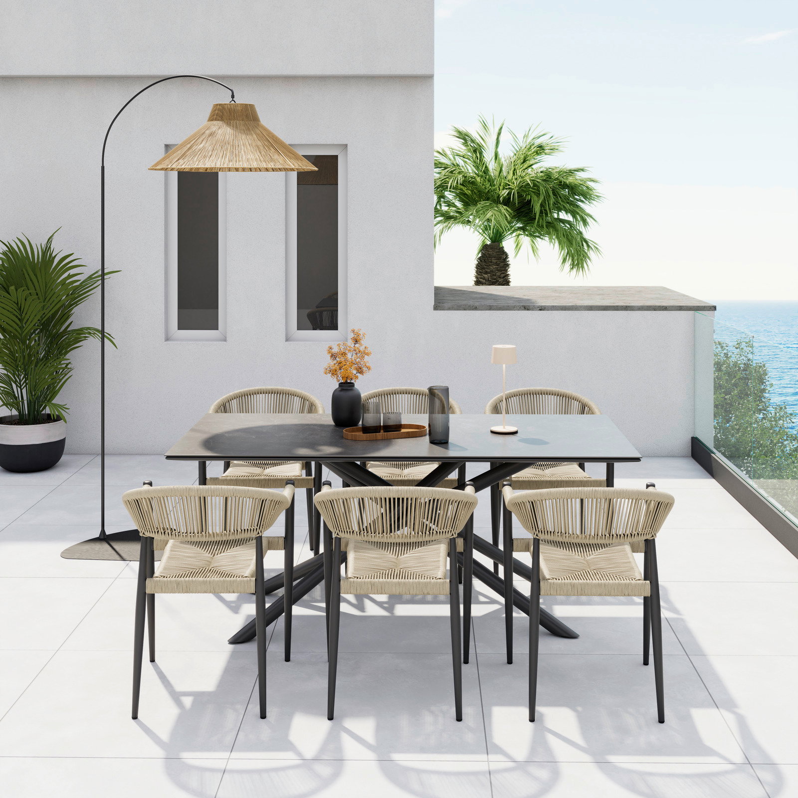 Moderner Stapelsessel auf einer Terrasse mit Meerblick, umgeben von einem stilvollen Esstisch-Set und Pflanzen, aus der Perspektive von vorne.