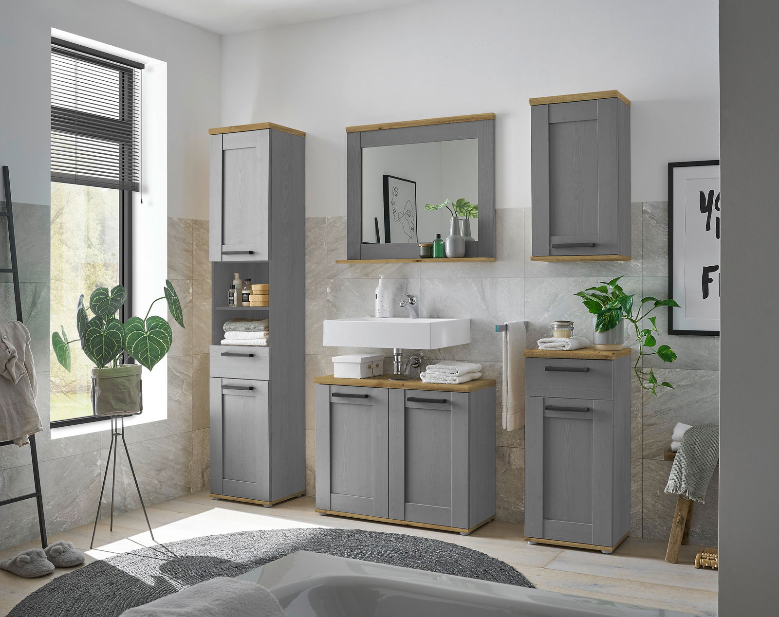 Moderner grauer Unterschrank in einem stilvollen Badezimmer, frontal betrachtet, mit Holzdetails und dekorativen Pflanzen.