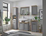 Moderner grauer Unterschrank in einem stilvollen Badezimmer, frontal betrachtet, mit Holzdetails und dekorativen Pflanzen.