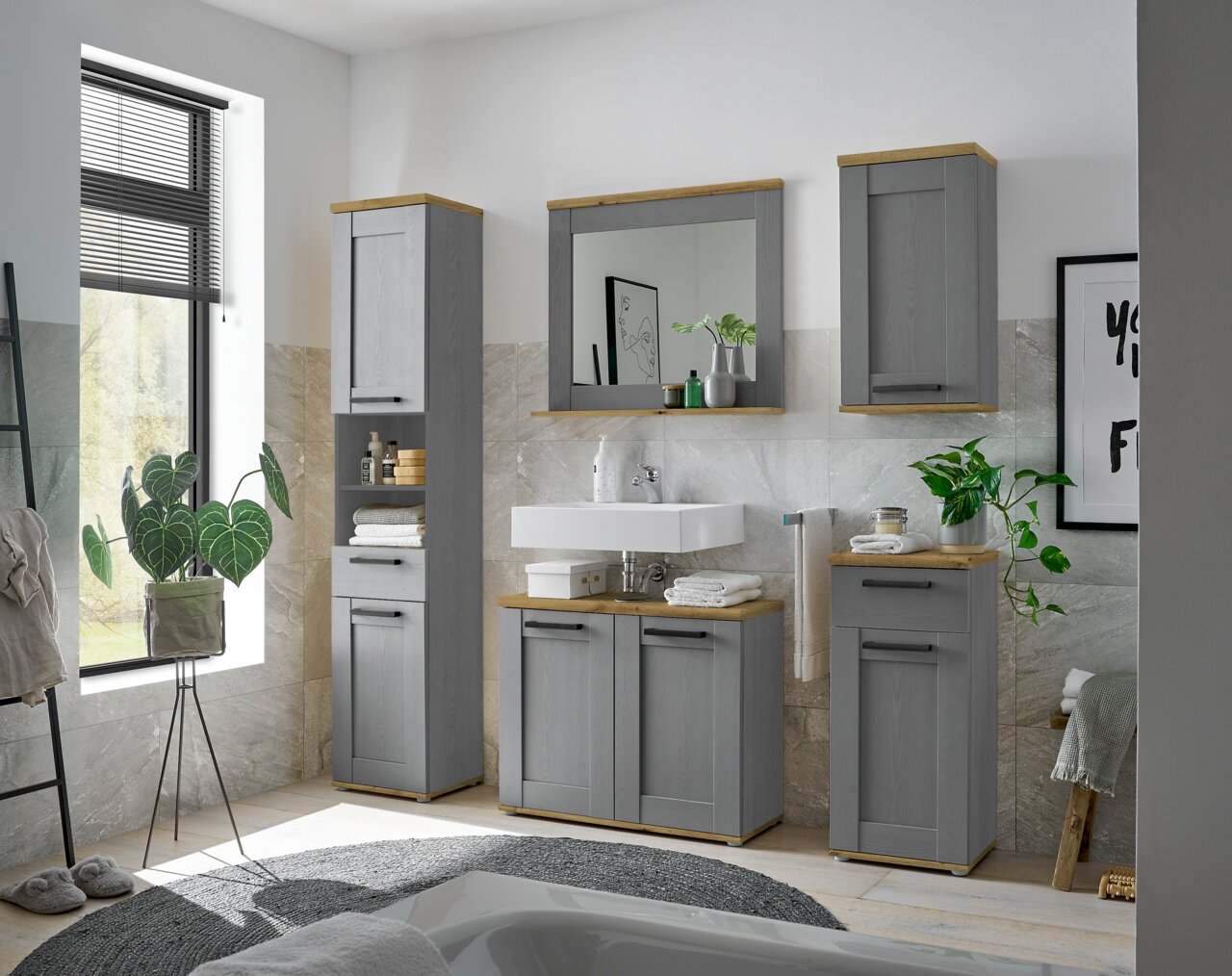Moderne grijze onderkast in een stijlvolle badkamer, gezien vanaf de voorkant, met houten details en decoratieve planten.