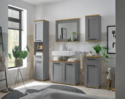 Moderne grijze onderkast in een stijlvolle badkamer, gezien vanaf de voorkant, met houten details en decoratieve planten.