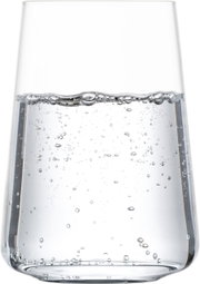 Nahaufnahme eines transparenten Trinkglases mit kohlensäurehaltigem Wasser, seitliche Perspektive