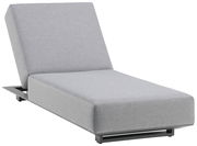 Graue Gartenliege mit verstellbarer Rückenlehne, seitliche Perspektive